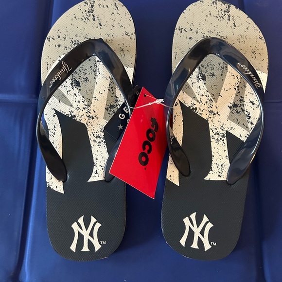 New York Yankees Flip Flops - Picture 1 of 5